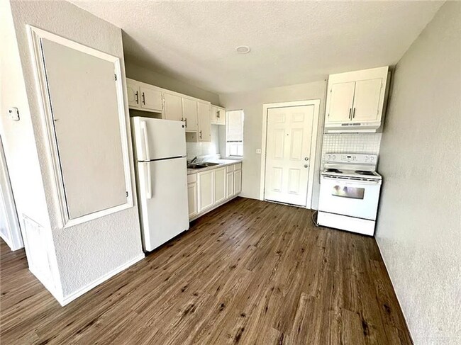 Building Photo - Mission Apartments
