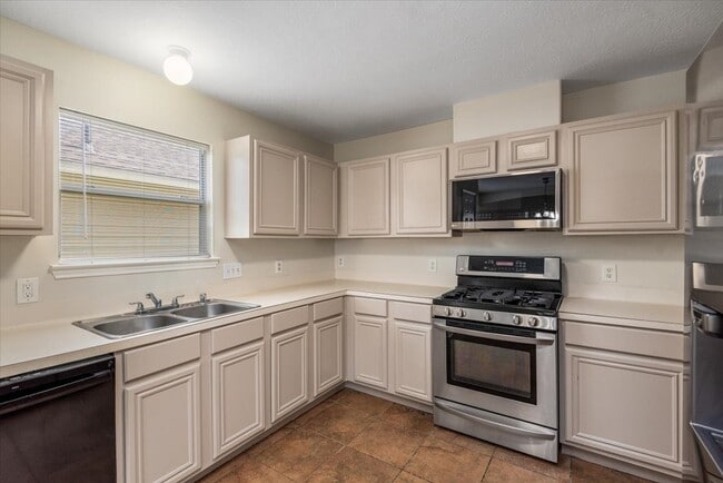 Building Photo - 6023 Barany Ct