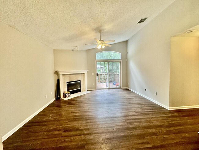 Building Photo - Spacious 4/2 Available for Rent.