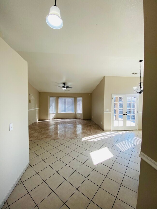 Building Photo - 2095 W Merritt Ave