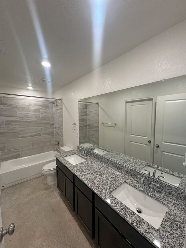Building Photo - Beautiful 3 Bedroom 2 Bath Duplex availabl...