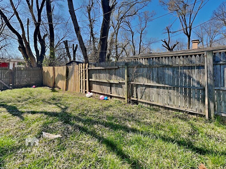 Building Photo - 2620 Eagledale Dr