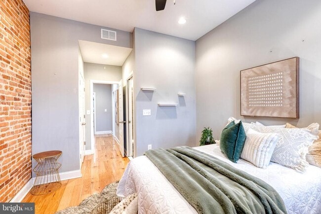 Building Photo - 626 S Curley St