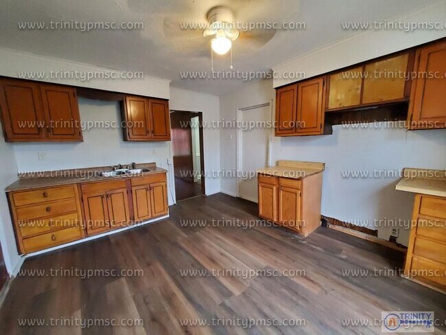 Building Photo - Huge 4 Bed House!
