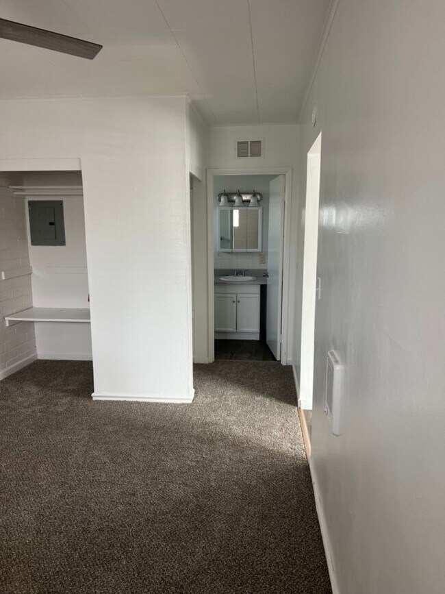 Building Photo - Cozy 1 Bedroom Apartment Available Now!