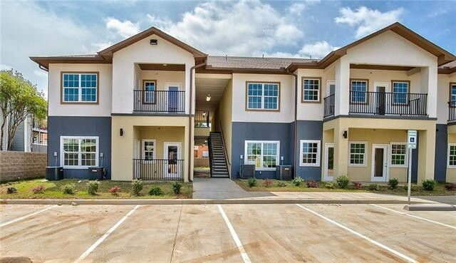 Building Photo - 1/2 OFF FIRST MONTH'S RENT
