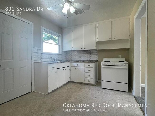 Building Photo - 801 Sandra Dr