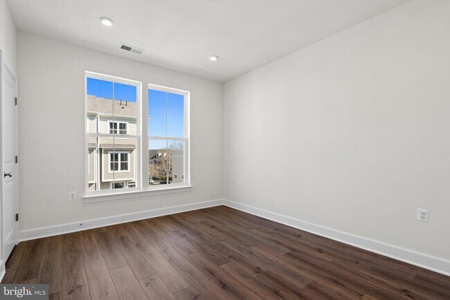 Building Photo - 596 Watermans Dr