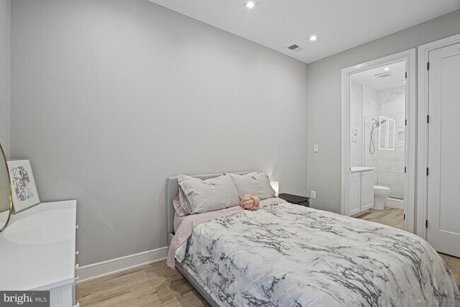 Building Photo - 725 Euclid St NW