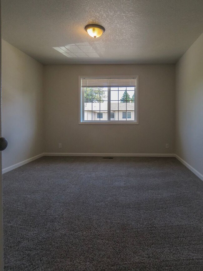 Building Photo - Updated Interior ! Spacious 2 Bedroom 2.5 Bath Town home close to Intel and Nike