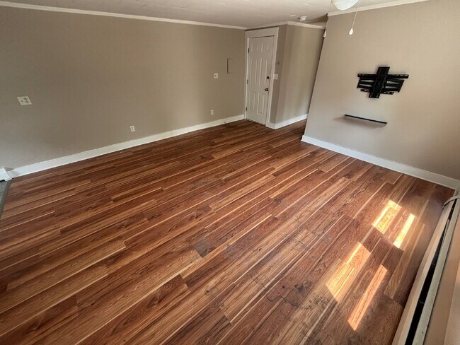 Building Photo - Charming 2BR Apartment with Heat Included – Convenient Springvale Location!