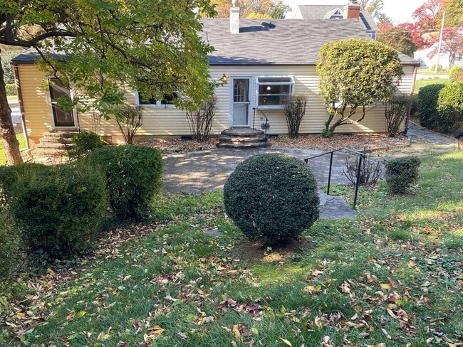 Building Photo - Cheerful 3 Bedroom 2 Bathroom With Office And Spacious Fenced Yard In Beautiful Pimmit Hills