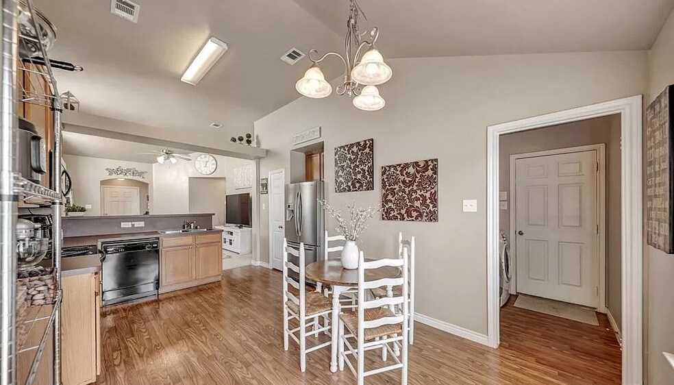 Building Photo - 9000 Eastwood Ave