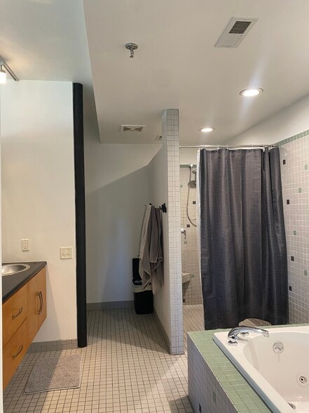 Building Photo - 900 Hickory St