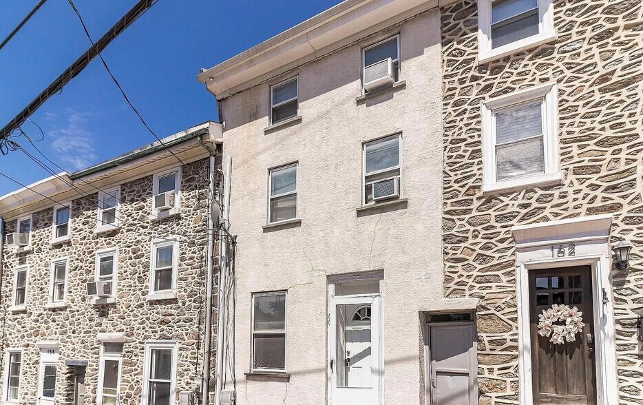 Building Photo - 160 Roxborough Ave