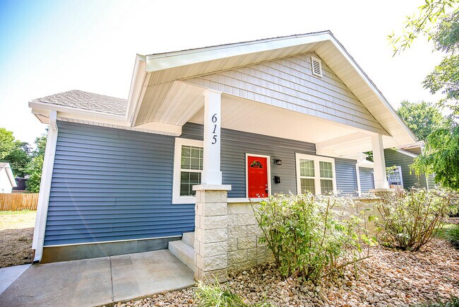 Building Photo - 615 E Meadowmere St