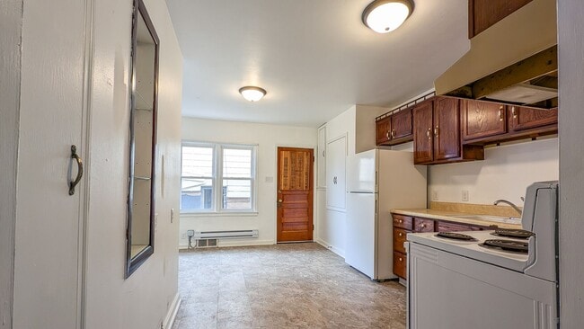 Building Photo - 704 Hickory St