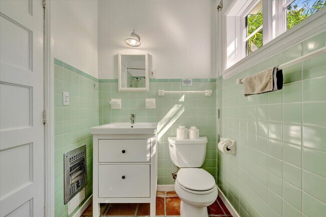 Building Photo - ALL THE CHARM! - Siesta Key 1+ acre on the Bay - 3 bed/ 2 bath pool home