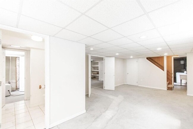 Building Photo - 601 Broce Dr