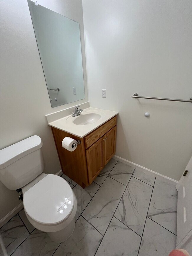 Building Photo - Discover this well-maintained 3-bedroom, 2-bath home in Carriage Hills