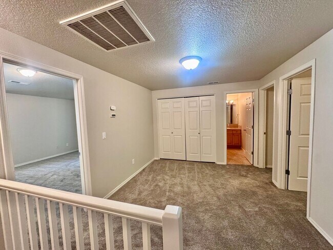 Building Photo - EZ living, Private Townhome setting Central Vancouver