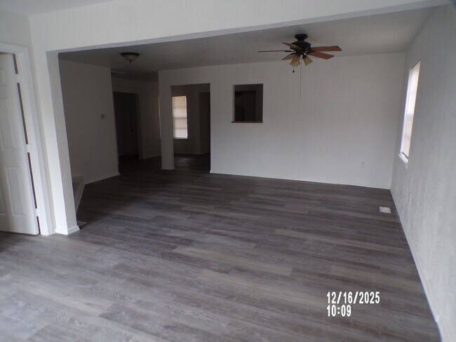 Building Photo - Great home located close to shopping and restaurants