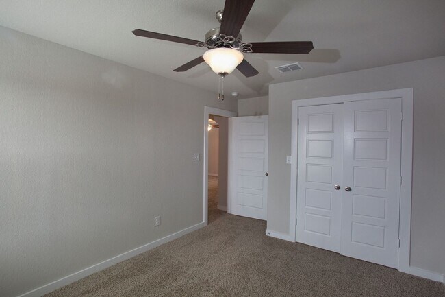 Building Photo - 113 Lakeview Ct