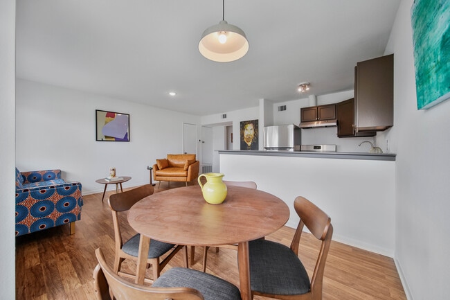 Building Photo - Boutique Living Near University of Houston