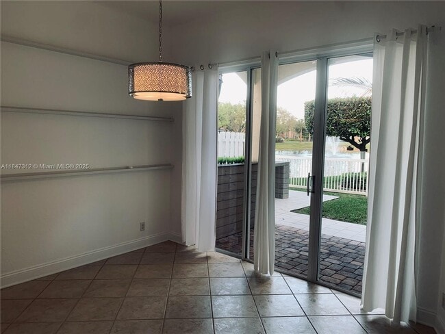 Building Photo - 4951 SW 38th Way