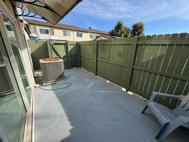 Building Photo - 3 Bedroom 1.5 Bathroom -  Attached garage