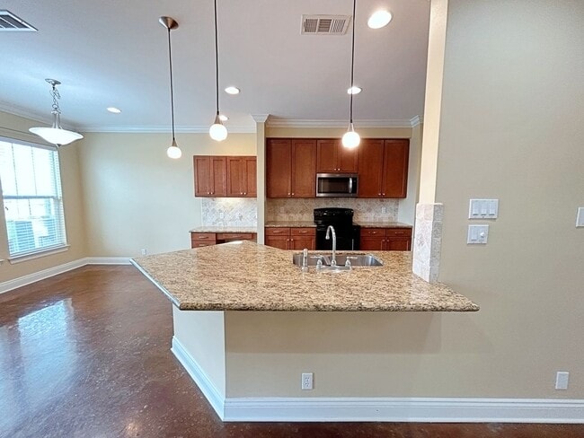 Building Photo - 3 Bedroom Townhouse in Gated Community off...