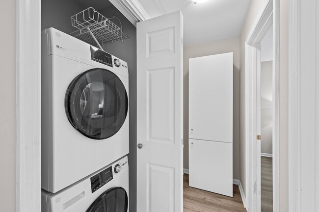 Building Photo - Luxurious 2 Bed 1 Bath Condo With Balcony ...