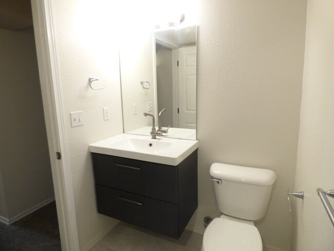 Building Photo - 5 Bd 3 Ba Home in Sandy