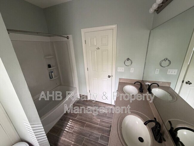 Building Photo - 713 Trail's End Dr