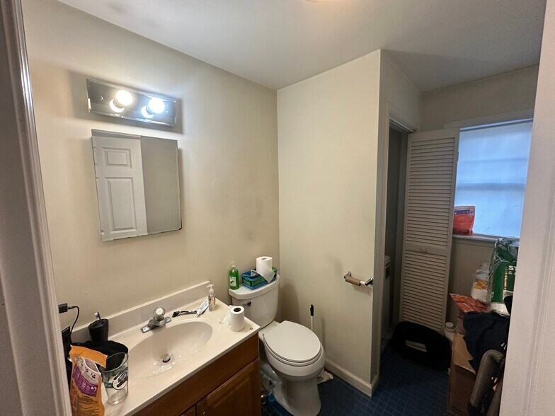 Building Photo - 64 Hillside St