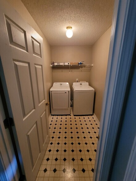 Building Photo - 3551 Creekview Dr