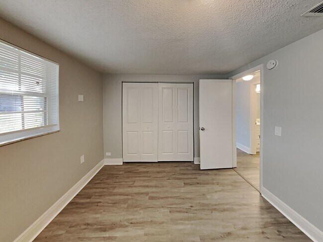 Building Photo - Charming 3-Bed, 2-Bath Home in Port Richey with Garage