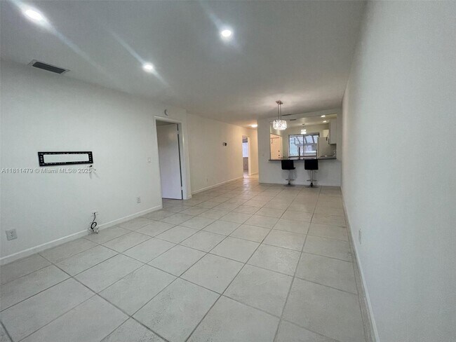 Building Photo - 449 Lakeview Dr
