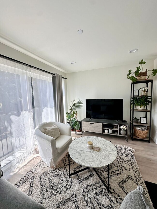 Building Photo - Modern Ballard Townhouse | 3 Beds, 2.5 Bat...