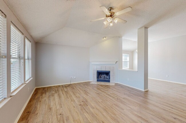 Building Photo - Charming Three-Bedroom Home in the Heart o...