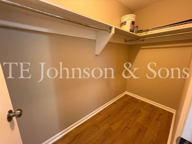 Building Photo - Charming 2-Bedroom with Fireplace & Modern...