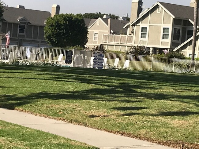 Building Photo - 2 BEDROOM/2BATH TOWN HOUSE STYLE CONDO IN ...