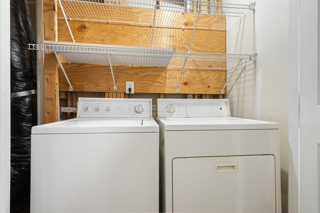 Building Photo - Delta Ridge Darling!  Available Now!  3BR Plus Den!