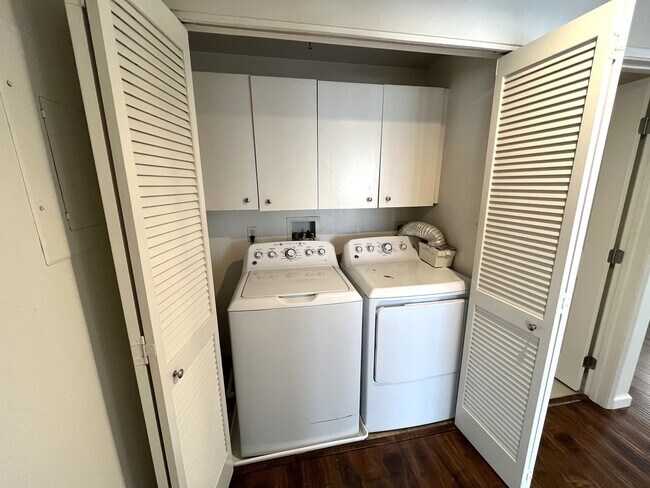Building Photo - $500 OFF First Month's Rent! 2BR/2BA Downt...