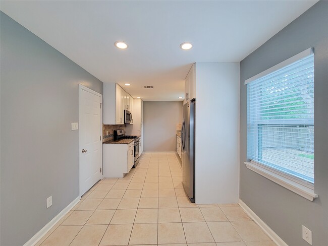Building Photo - 5846 Ettrick Dr