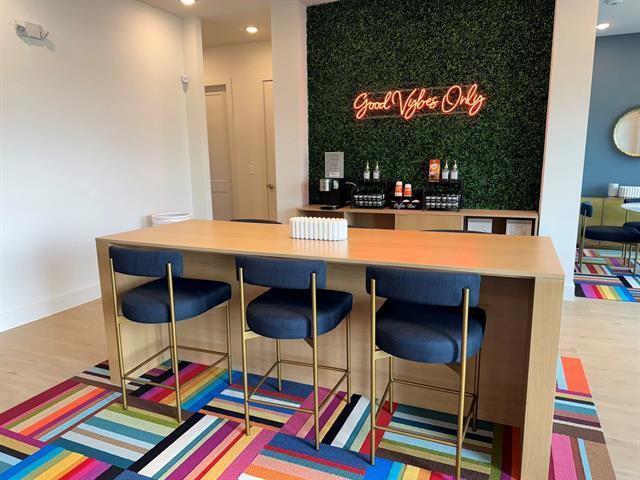 Building Photo - 320 Goll St