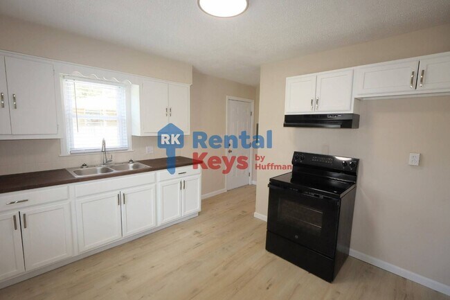 Building Photo - Three Bedroom House | New Flooring