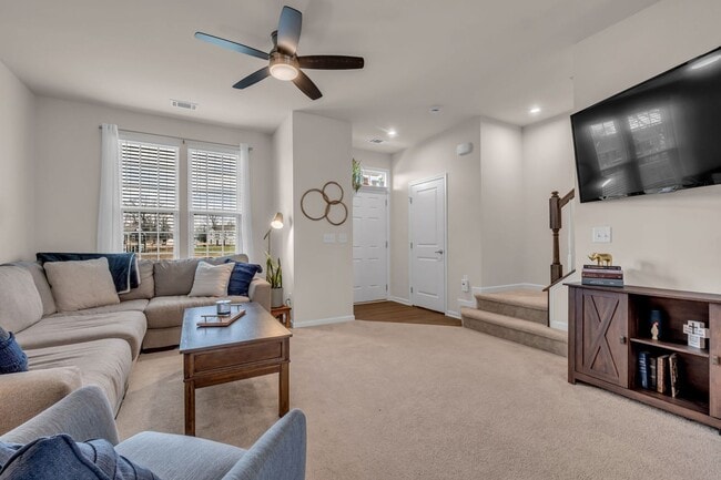 Building Photo - 3 BED 2.5 BATH TOWNHOME WALKING DISTANCE TO LEBANON SQUARE!