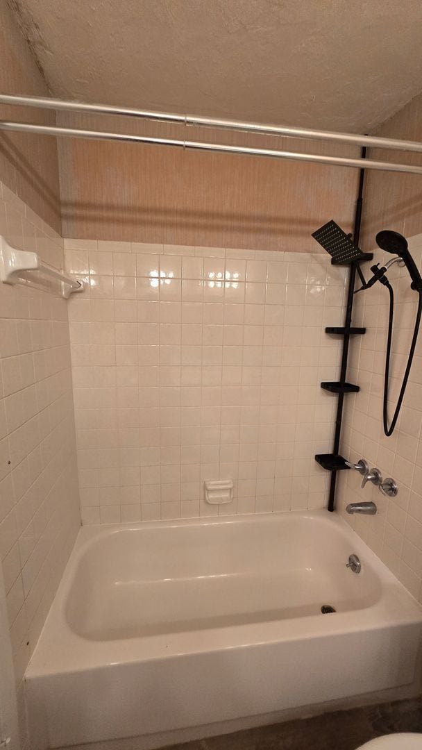 Building Photo - 3 bedroom 2 bath 2nd floor condo