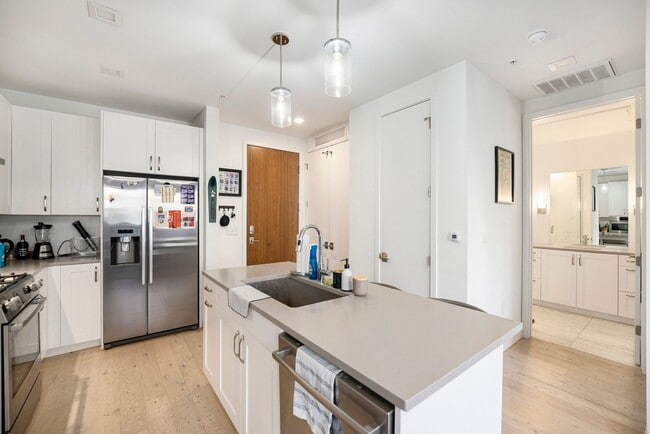 Building Photo - Beautiful Modern 1BR in Prime LoHi Locatio...
